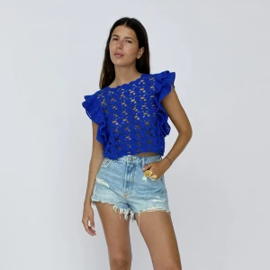 Topp stickad  - Säljer min stickade/virkade topp ifrån zara då den aldrig har kommit till användning så därav helt oanvänd. Perfekt luftig topp, frakt tillkommer