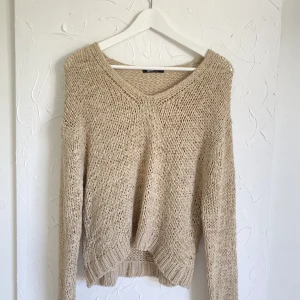 Beige stickad  - En fin stickad tröja från Gina, köpt för flera år sen, väldigt bra skick!!💗💖