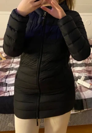 Parajumper dunjacka - Säljer denna äkta parajumper dunjacka i storlek M. Har använt denna jacka ca 1 höst/vinter men den är i väldigt bra skick och säljer den nu för 2000 kr (Orginalpris 4500kr), pris kan även diskuteras vid snabbköp. Väldigt fin dunjacka som även är figursydd