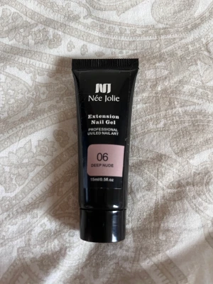 Polygel 06 - Säljer denna oöppnade polygel tuben på 15ml från Née Jolie.