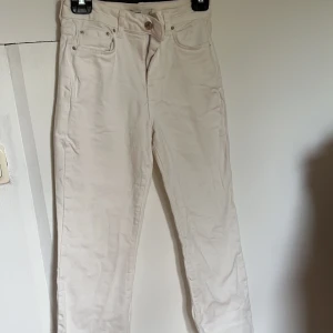Vita Mid waist jenss - Vita mid waist jeans i storlek 34, endast testade då de var för korta för mig, jeansen är från Gina tricot, säljer för 120+frakt