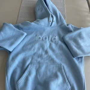 Blå bold hoodie - En blå bold hoodie som jag säljer då dne inte kommer till användning i mitt fall 