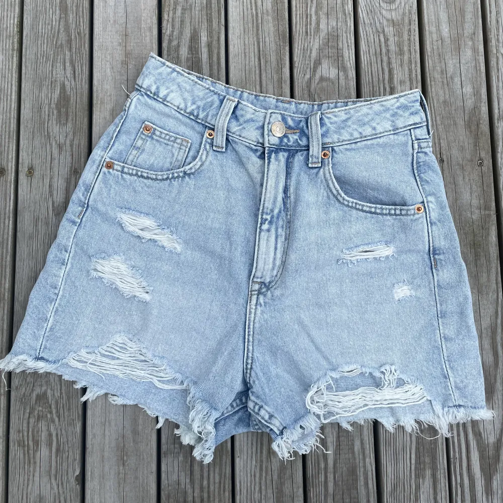 Blåa jeansshorts med hög midja från H&M, bra skick!💙. Shorts.