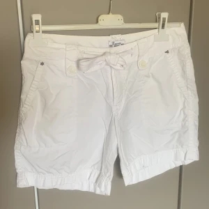 Esprit shorts  - Vita esprit shorts  St S  Korta och kan vikas upp  