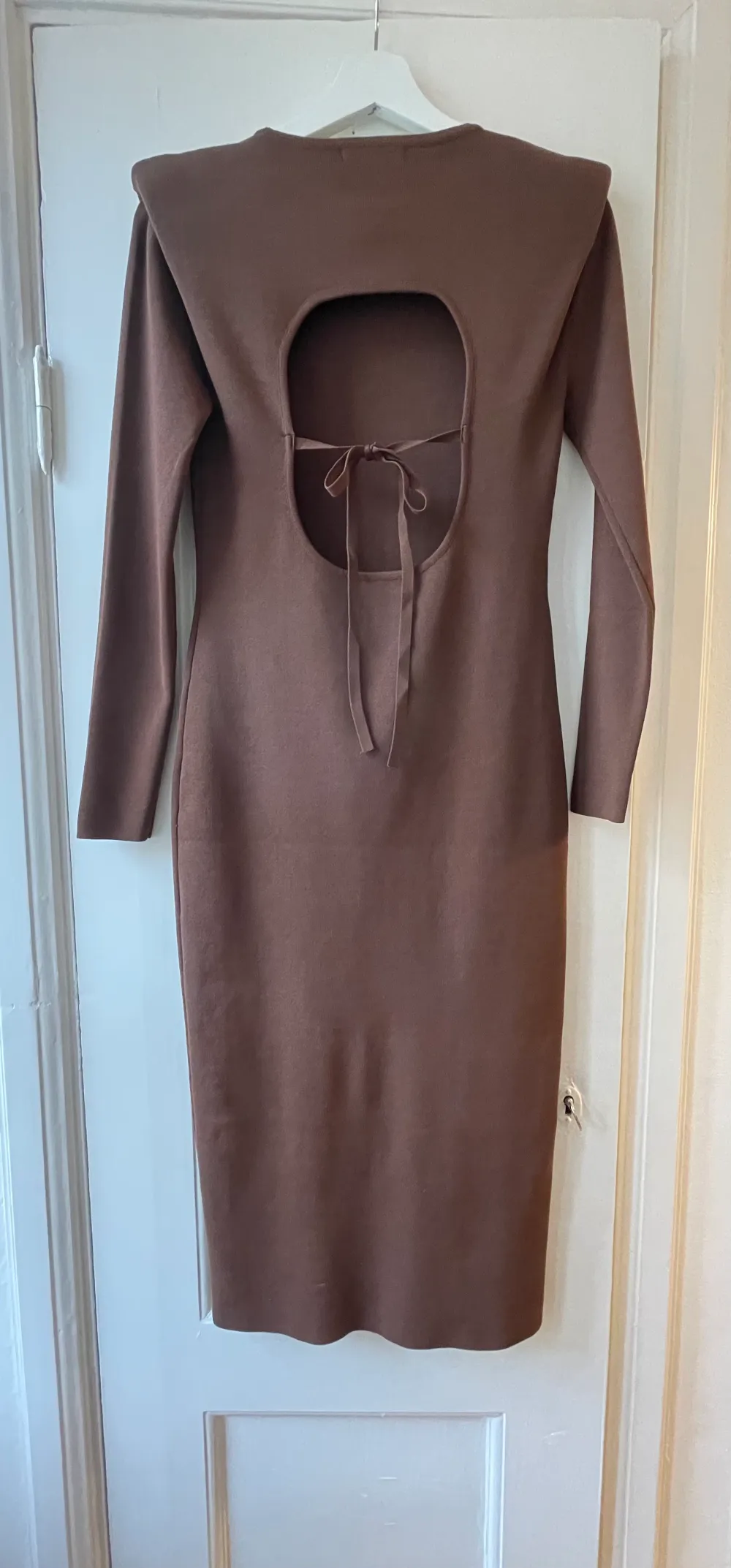 Fin brun klänning från NA-KD. Inget att anmärka på. . Klänningar.
