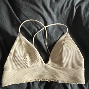 Gul bikinitopp  - har underdelen också, vill man ha den till kan jag sälja hela för 50kr, annars 30kr styck🫶🏼