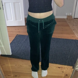 juicy byxor - säljer mina mörk gröna juicy byxor då dem inte kommer till användning, köpte på nyår men väldigt sparsamt använda. pris kan diskuteras, köpare står för frakt