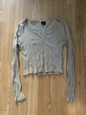 Beige croppad topp - En beige croppad topp från Gina