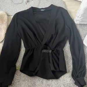 Topp - Body topp från boohoo. Mesh på armarna 