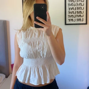 Topp - Säljer denna snygga topp från hm i strl xs (passar även de i s och m skulle jag säga)  Använd ca 2 gånger så som ny💓