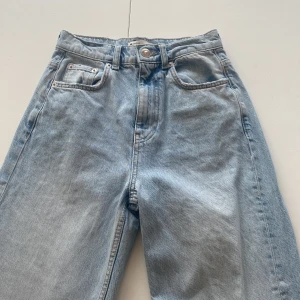Ginatricot jeans  - Nu säljer jag mina fina jeans!  Dom har en defekt vid varsitt ben (se sista bilden) det har blivit så då jag har vikt upp byxorna.  Men jag säljer dom för 100kr. Självklart kan ni få fler bilder om ni vill ha det😍