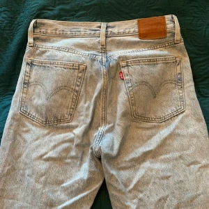 levis 501 - Levi's 501 lightwash! Köpt på deras egna butik för några år sedan, sparsamt använda. 