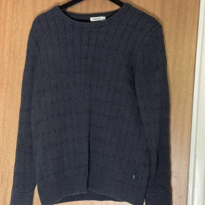 J.Lindeberg  - Säljer en tröja i storlek L för en billig peng 