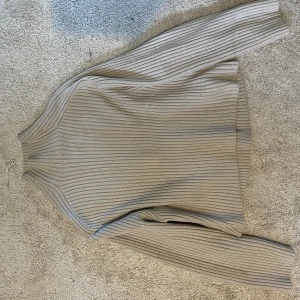 Stickad tröja  - Verkligen super fin stickad tröja som inte används längre! 