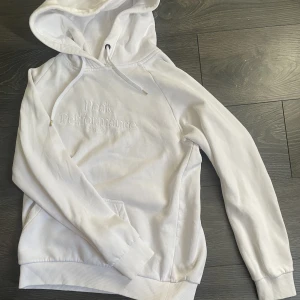 Peak performance hoodie dam vit med vit text - Bra skick, nypris 1300 kr från peak performance. Passar även till herr som har S.