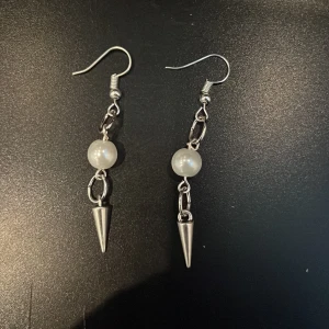 Örhängen  - Jättefina egengjorda örhängen, säljs i par! Skriv för fler bilder.