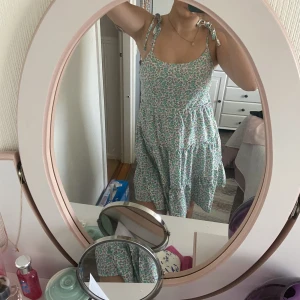 Sommar klänning - Söt sommarklänning i finaste färgerna! Knappt använd 