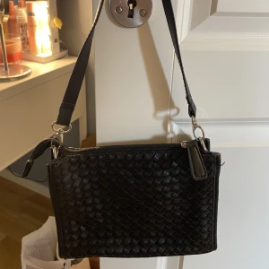 Svart axelväska - Axelväska i svart, helt ok skick💕