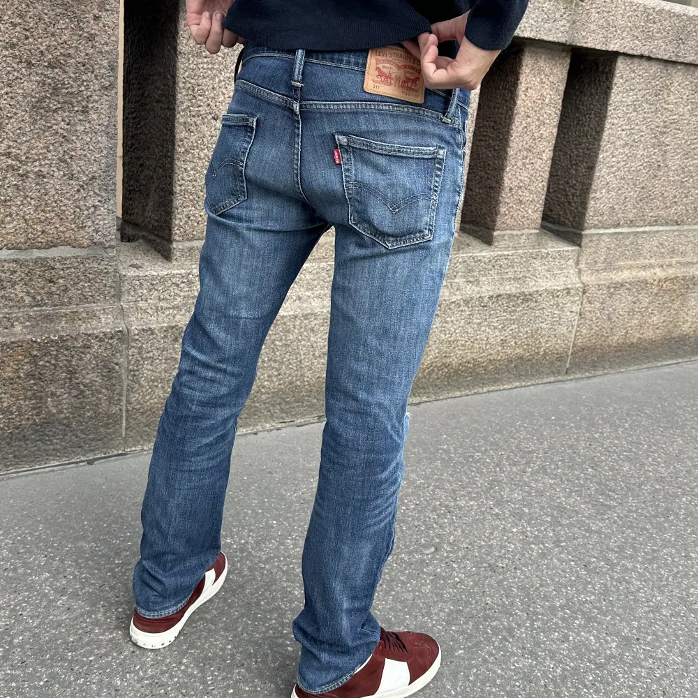 Tja! Säljer mina skit snygga Levis jeans i modellen 511. Ända ”defekten” är ett hål på knät men det har jag gjort själv så kallas ej för defekt i mina ögon. Nypris runt 1200kr. Hör av er vid frågor och funderingar!. Jeans & Byxor.