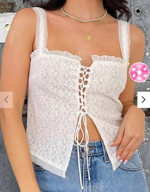 Topp - Säljer denna fina topp från Emmiol. Aldrig använd då sen är lite stor för mig. 