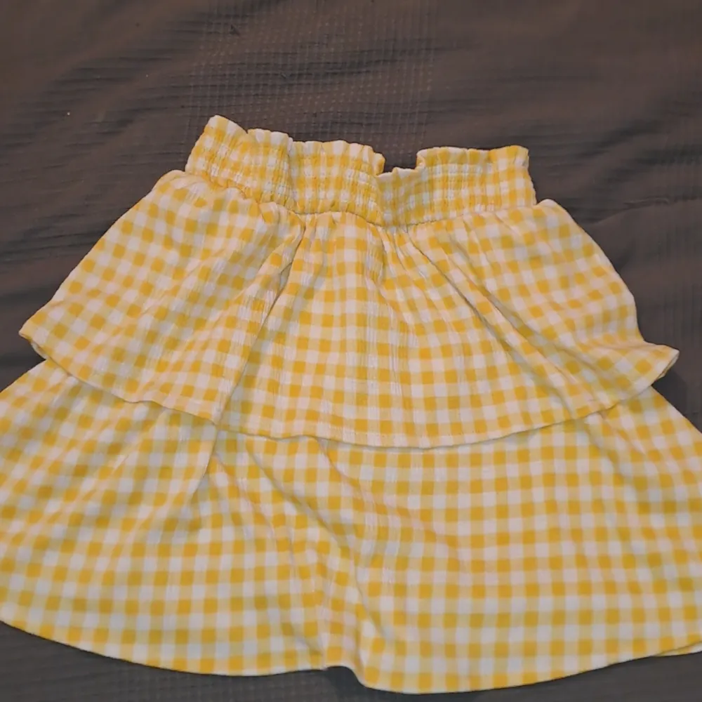 En gul rutig kjol från hm köpt 2021 men knappt använd, storlek S men passar en xs. Kjolar.