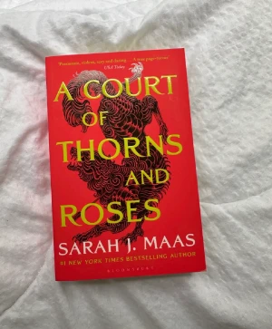 Tre böcker  - Böcker som ryggen är böjd på 