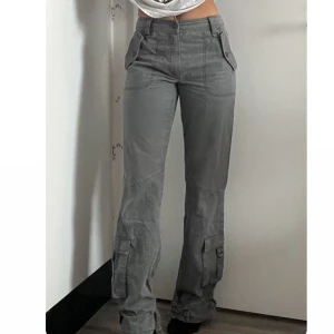 Cargojeans - Supersköna med spännen ner till cv riktiga fickor i fram 💗 lite grön tonade 