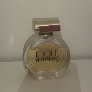 IDOLE Armani parfym dam! - Denna parfym är väldigt efterfrågad trotts att den slutats produceras. Den säljs för 2000kr för 50 ml.  Men eftersom parfymen har kvar 75% av innehållet sänker jag priset till 570kr vilket är ett svårt pris att slå. Parfymen är sällsyn. Lukt- kryddig