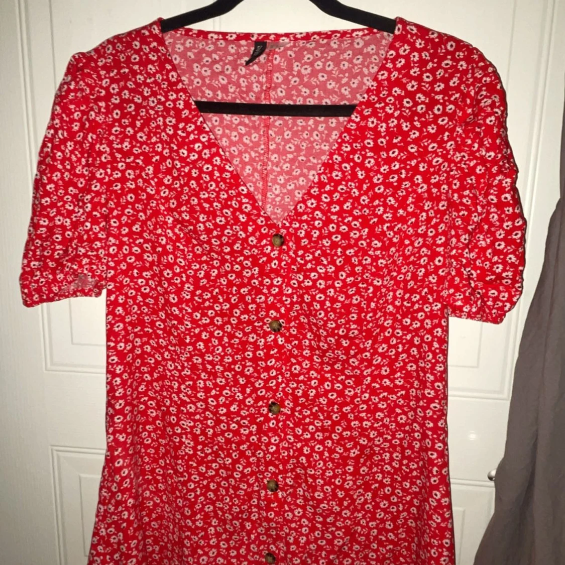 Röd och vitblommig klänning