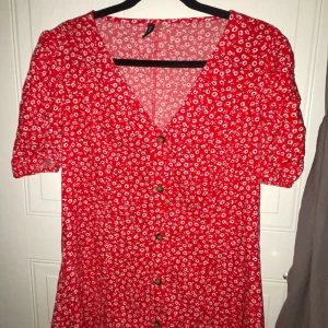 Röd och vitblommig klänning - Röd klänning med vita blommor från H&Mz aldrig använd, bara provad 