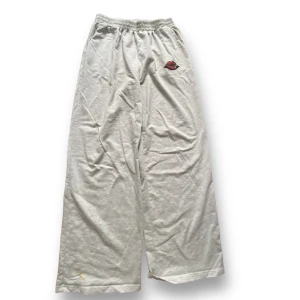 Ljusgråa mjukisbyxor med en 💋på - Jag säljer ett par ljusgråa mjukismyxor som ser ut och vara vita, de har en 💋nära fickan.