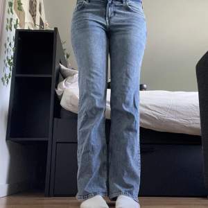 trendiga low waist bootcut jeans från hm!💌 midja 74cm, innerbens längd 80cm! originalpris 400kr. jag är 175cm, stl M/40. säljer då dem inte kommer till användning! läs POLICY & FRAKT innan du skriver🤍 använd gärna köp nu.