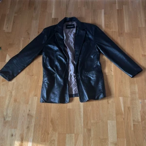 Vintage skinnjackekavaj  - Vintage skinnjackekavaj i äkta läder från märket rock'n'blue i storlek 50. Använd ett fåtal gånger och är i perfekt skick. Pris kan diskuteras