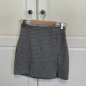 Mini kjol från H&M perfekt till hösten. Har aldrig använts 