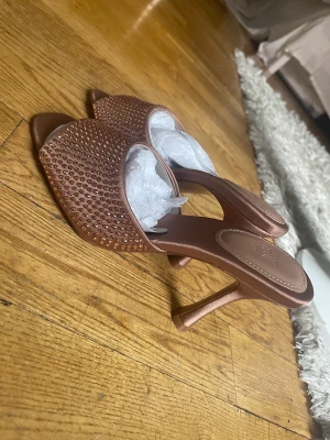 Klackskor  - Helt nya klackskor från H&M storlek 35, köparen står för frakten 