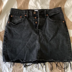 Kjol - En kjol från lager 157. Storlek M. Den är förliten på mig nu.  I användt skick