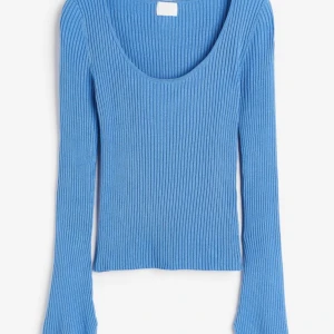 Ribbad blå tröja - En blå ribbad långärmad tröja med slits i ärmarna från hm, den är i bra skick. Slutsåld på hm, säljer för att den inte kommer till användning💗