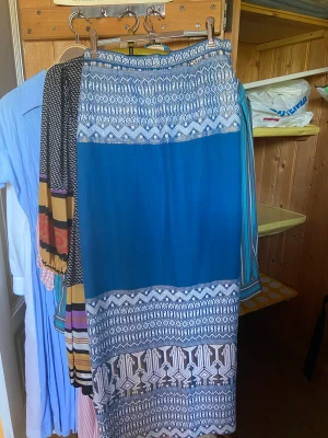 Långkjol - Skit snygg Maxi kjol. Unik, figursydd och sitter tajt i midjan. Passar de som är längd 162-172