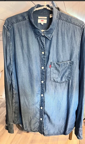 LEVIS BOYFRIEND SKJORTA - Tunn härlig kvalitet Som ny! Använd ca 2ggr Stl S