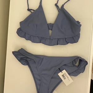 BIKINI NA-KD - Oanvänd från NA-KD. Topp i Storlek S och trosor i XS