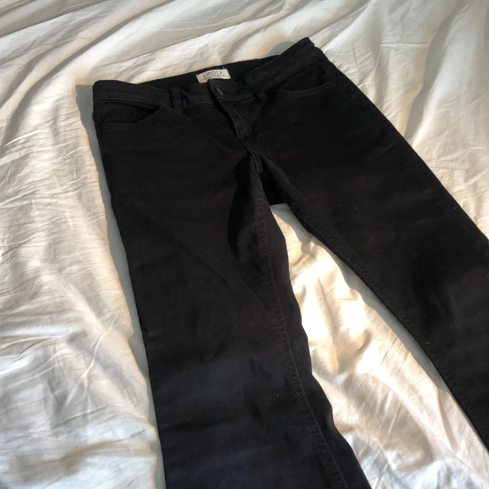 Dax att sälja mina svarta low waist jeans (Freja flared) från Lindex använda rätt mycket super fina fint skick säljer pga det kommer typ aldrig till användning ☺️. Jeans & Byxor.