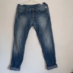 Replay blåa jeans medel midjade i storlek 36, Waist 26. Ena hällan är trasig, men annars är dem i väldigt bra skick.