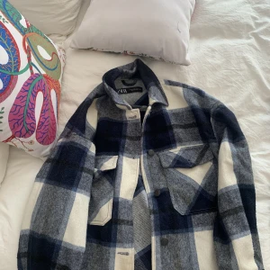 Rutig jacka från zara  - Blå- Rutig jackan från zara!