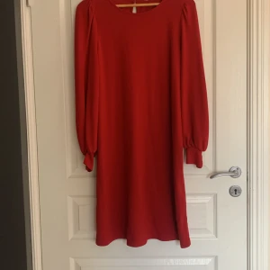 Röd klänning - Den är väldigt fin och jag har bara använt den förra julen. Köpt från indiska för 449kr.