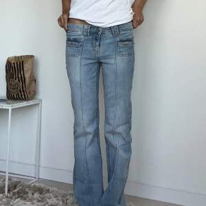 Säljer dessa populära lågmidjade jeans från H&M som är helt slutsålda🥰 dom är helt oanvända!