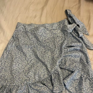 Blommigt sett  - Aldrig använt  Kjol med topp