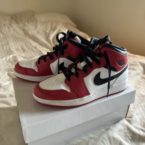 Air Jordan 1 Mid - Air Jordan 1 Mid Chicago i storlek 38. Köpt för cirka 2,5 år sedan för 2400 kr och knappt använda sen dess därav i väldigt bra skick! Kommer med orginal lådan. Bara att skriva vid frågor! Köparen står för frakt