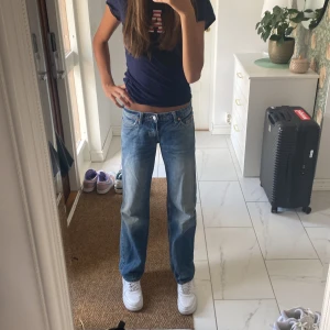 Arrow low jeans vintage blue  - Snygga jeans från weekday,används inte längre då de inte passar. Jeansen är fräscha och i bra skick