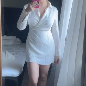 Vit linneklänning - Oanvänd linneklänning från &other stories med prislapp kvar. Köpt för 890🫶🏻