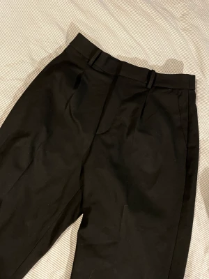 Nya Uniqlo byxor varma - Endast testade, hann inte returnera i tid. Köpta för 500kr i våras och har bara legat i en låda sen dess. De är perfekta för hösten/vintern som basplagg, ganska varma så väldigt skönt.  Rökfritt. Katt finns i hemmet men allt rollas med klädroller.